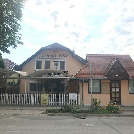 Friends Villa Apartments เฮวิซ ภายนอก รูปภาพ