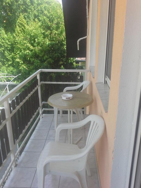 Friends Villa Apartments เฮวิซ ภายนอก รูปภาพ