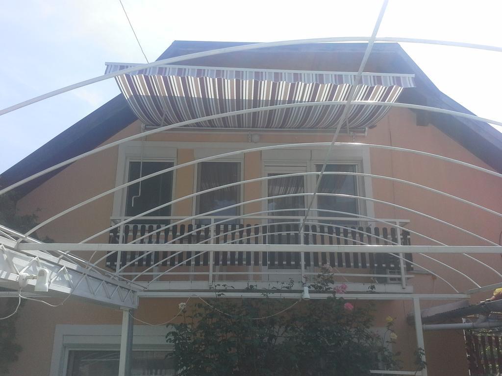 Friends Villa Apartments เฮวิซ ภายนอก รูปภาพ