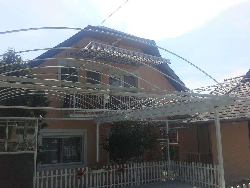 Friends Villa Apartments เฮวิซ ภายนอก รูปภาพ