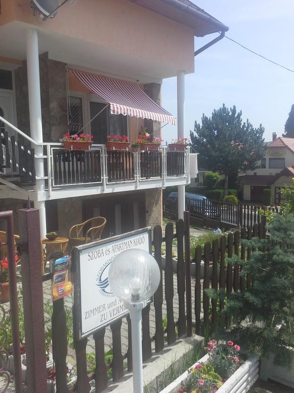 Friends Villa Apartments เฮวิซ ภายนอก รูปภาพ