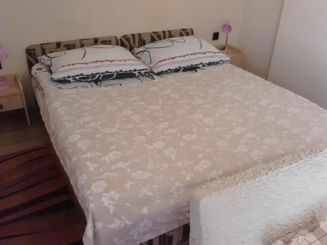 Friends Villa Apartments เฮวิซ ภายนอก รูปภาพ