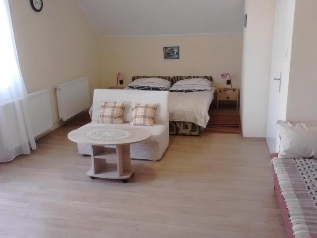 Friends Villa Apartments เฮวิซ ภายนอก รูปภาพ