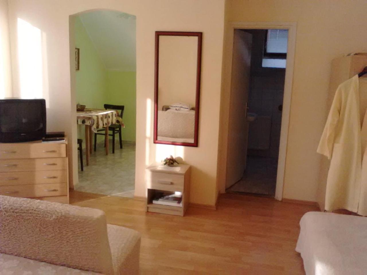 Friends Villa Apartments เฮวิซ ภายนอก รูปภาพ