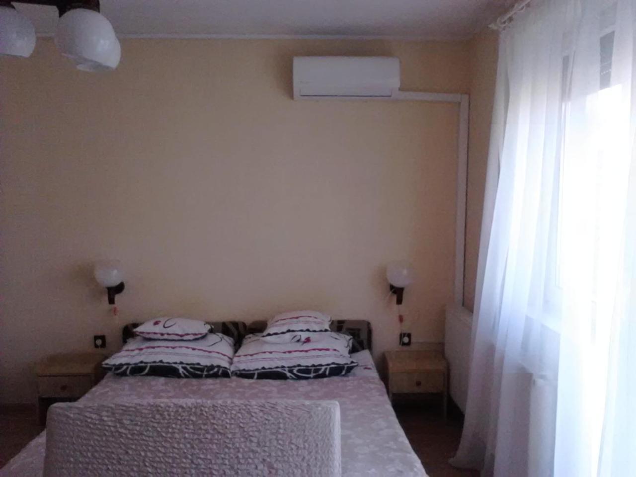 Friends Villa Apartments เฮวิซ ภายนอก รูปภาพ