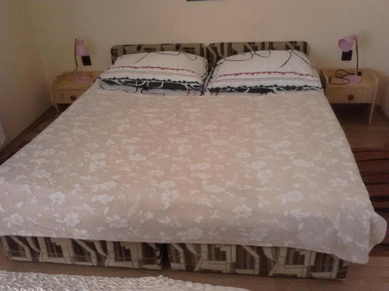 Friends Villa Apartments เฮวิซ ภายนอก รูปภาพ