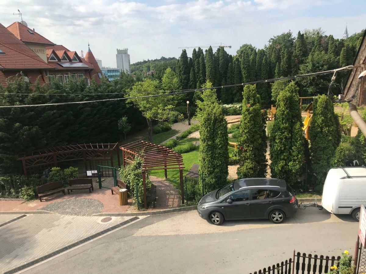 Friends Villa Apartments เฮวิซ ภายนอก รูปภาพ