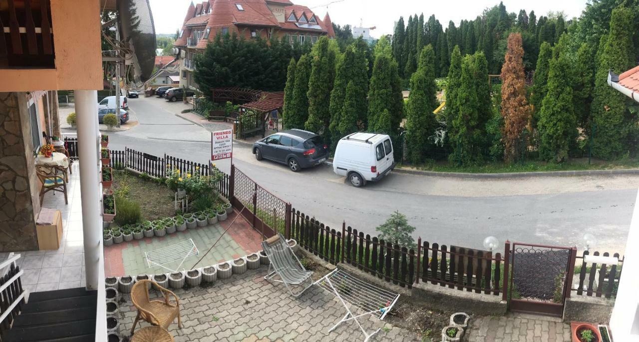 Friends Villa Apartments เฮวิซ ภายนอก รูปภาพ