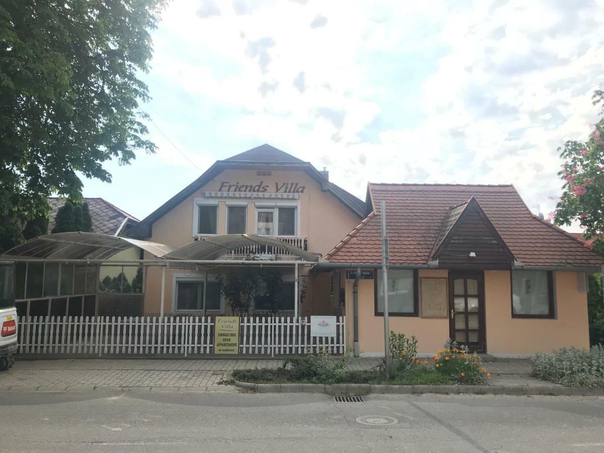 Friends Villa Apartments เฮวิซ ภายนอก รูปภาพ