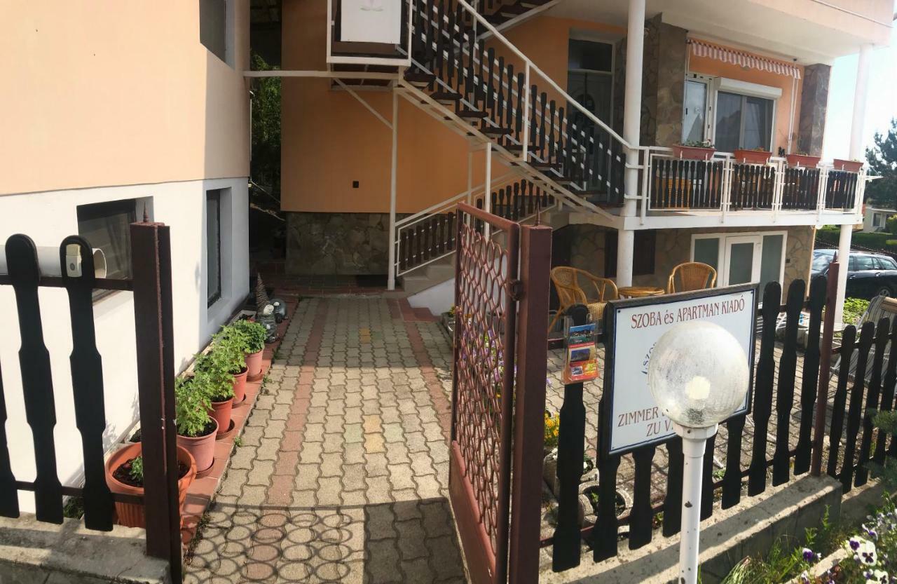 Friends Villa Apartments เฮวิซ ภายนอก รูปภาพ
